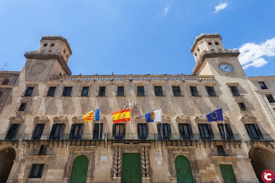 La concejalía de Sanidad atiende varias denuncias vecinales y saca más de 6.000 kilos de residuos de un piso habitado