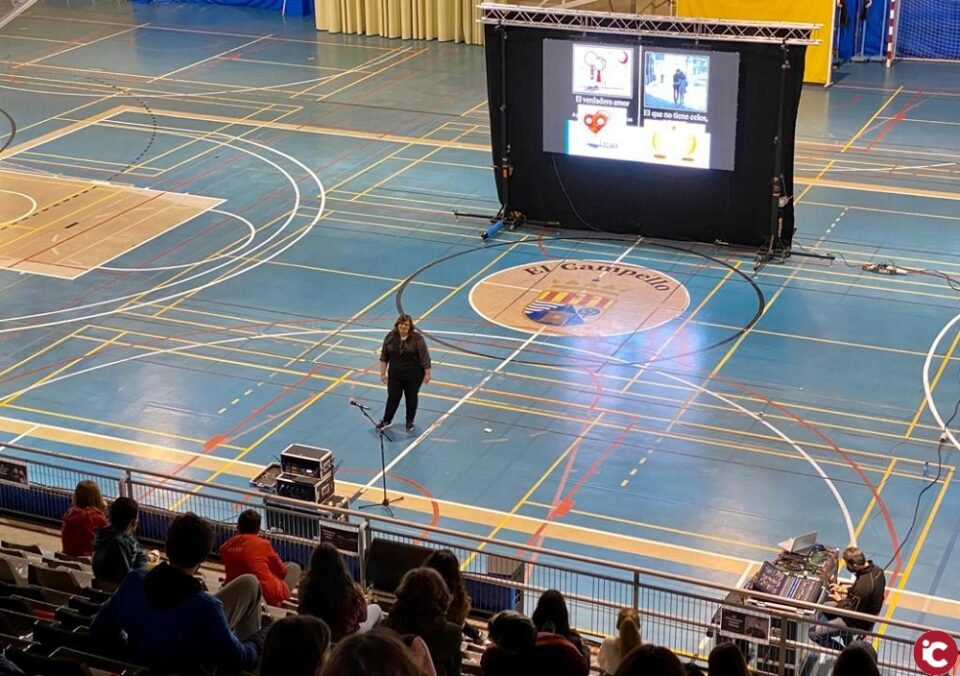 Marina Marroquí engancha a los adolescentes con su charla sobre sexismo y violencia de género
