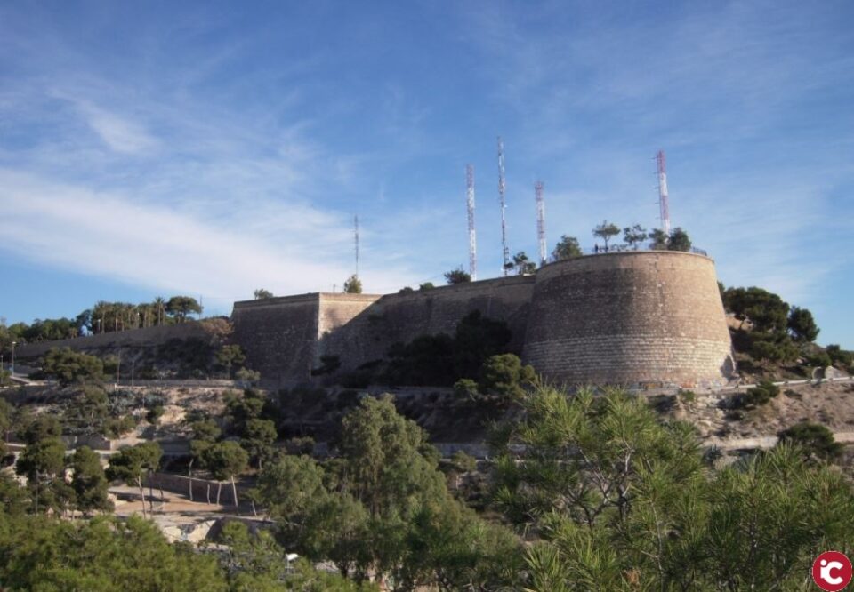 El Pleno respalda por unanimidad la solicitud de fondos FEDER para mejoras en calles y plazas del entorno del castillo San Fernando por valor de 2