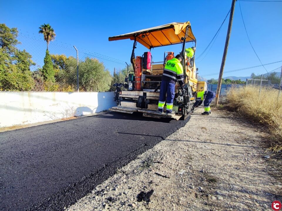 El Ayuntamiento de Elda repara y repavimenta el asfalto de la partida del Melik para mejorar los accesos de más de 30 viviendas