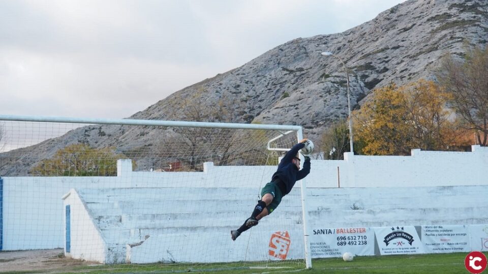 A puerta cerrada el Villena se lleva la victoria ante el Pinoso