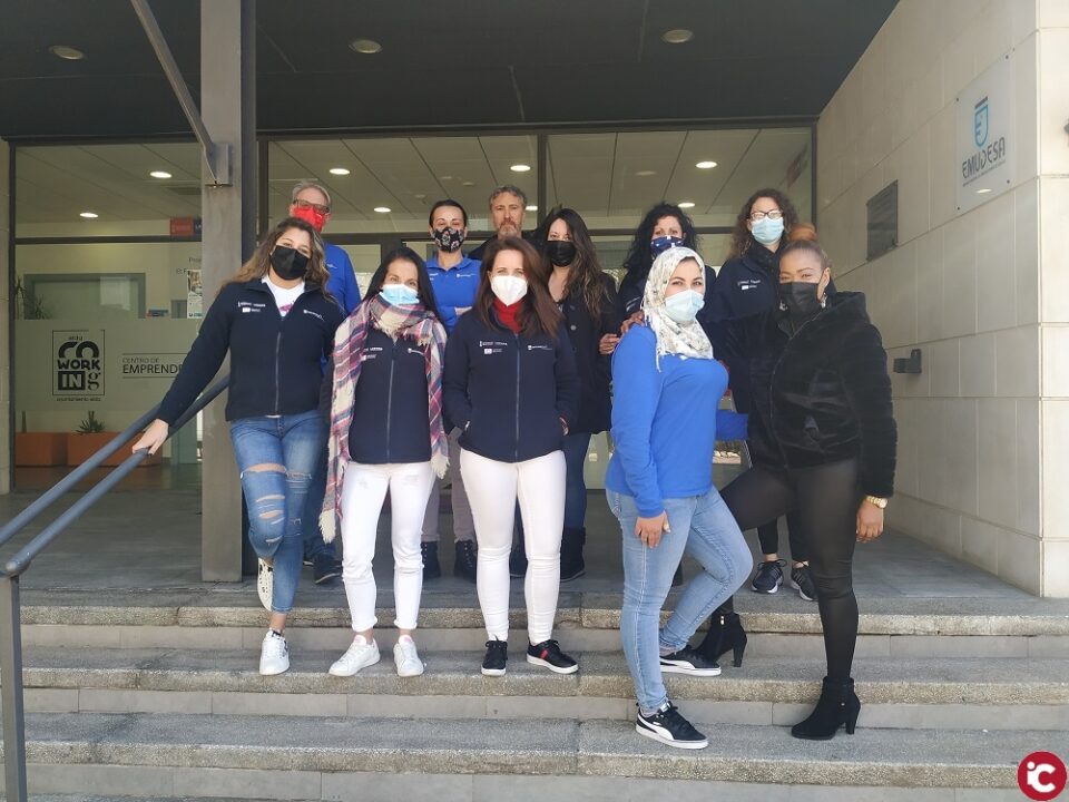 El alumnado del programa Et Formem completa su formación y recibe un certificado profesional como auxiliares administrativos