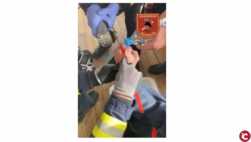Los bomberos del SPEIS cortan con una radial el anillo de un dedo inflamado por una picadura de avispa en Alicante