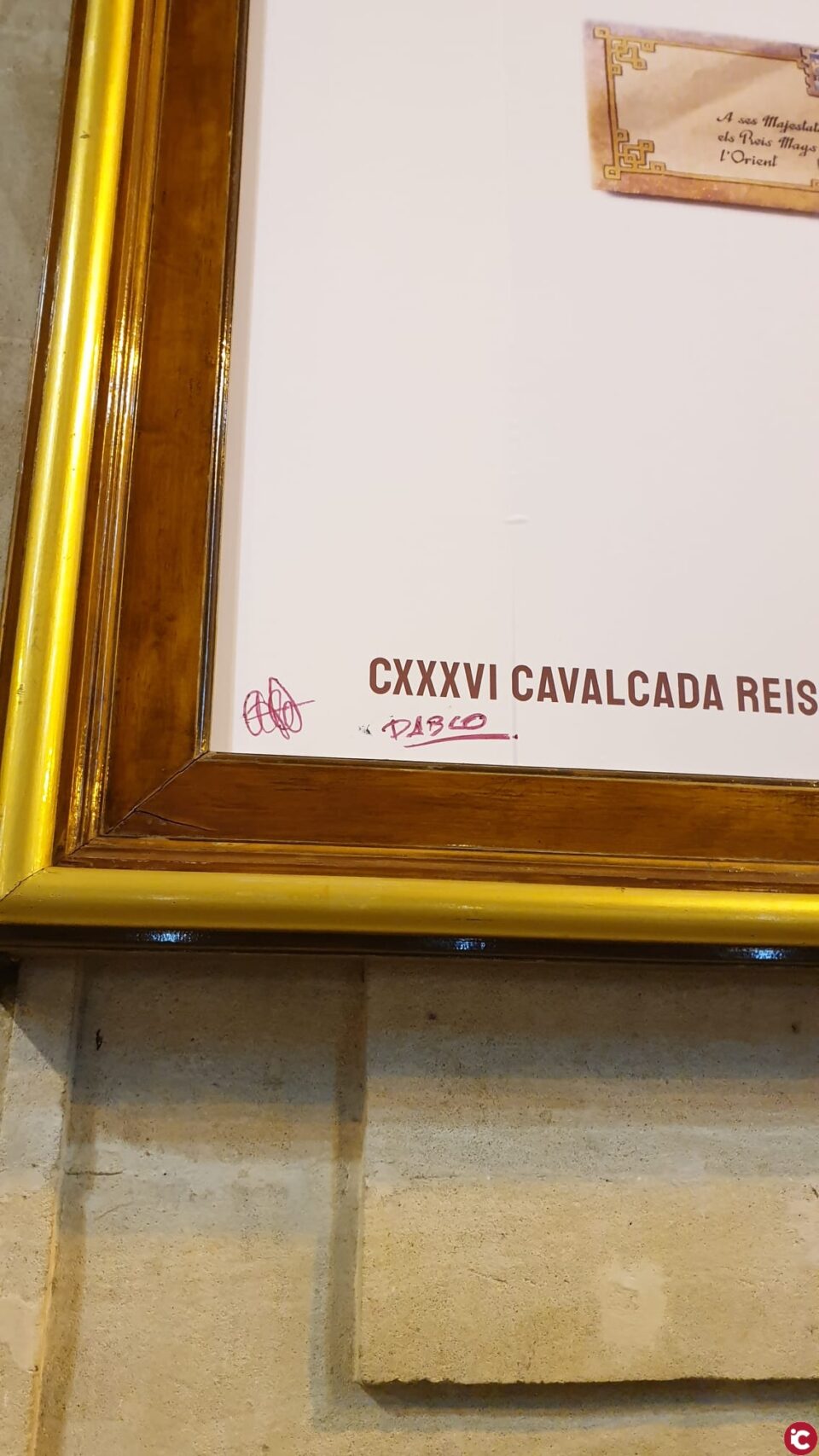 Les càmeres de control municipal de trànsit possibiliten la identificació de l'autor de les pintades en el cartell anunciador de la Cavalcada