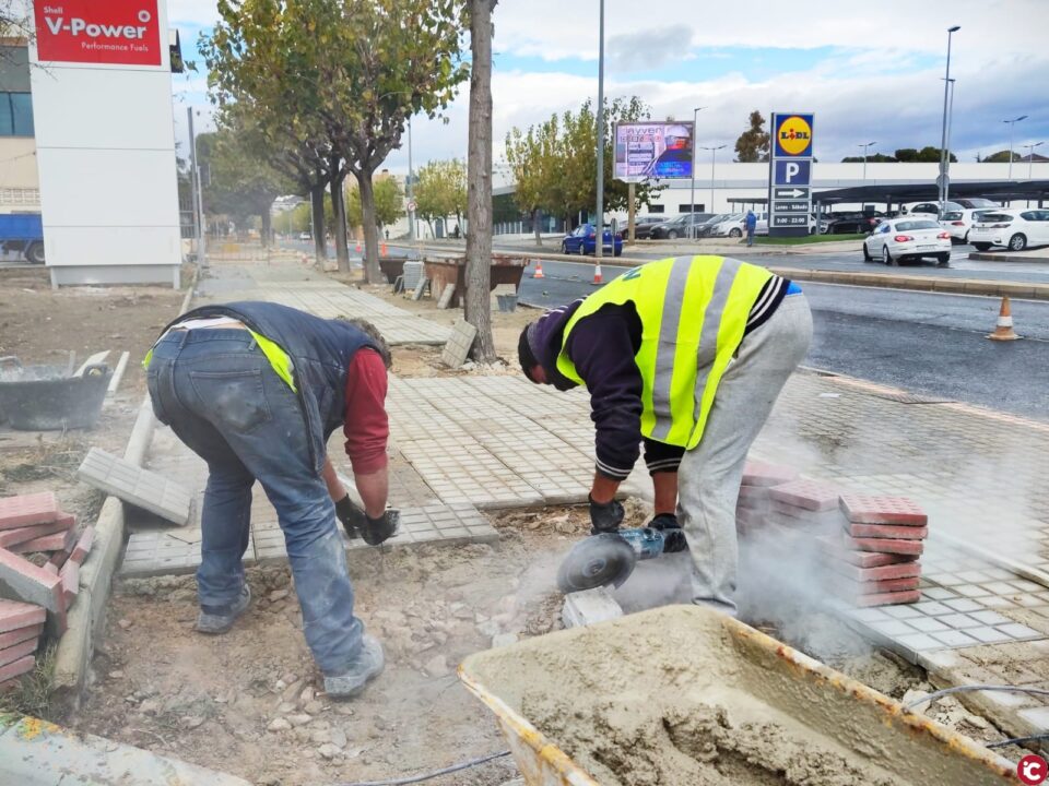 El Ayuntamiento de Elda comienza los trabajos de remodelación de las aceras de la avenida del Mediterráneo