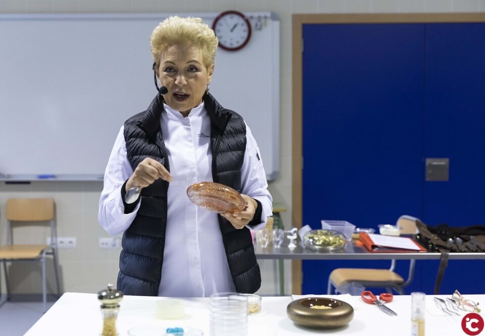 Susi Díaz cocina con turrón en Xixona con motivo del inicio de la Feria de Navidad