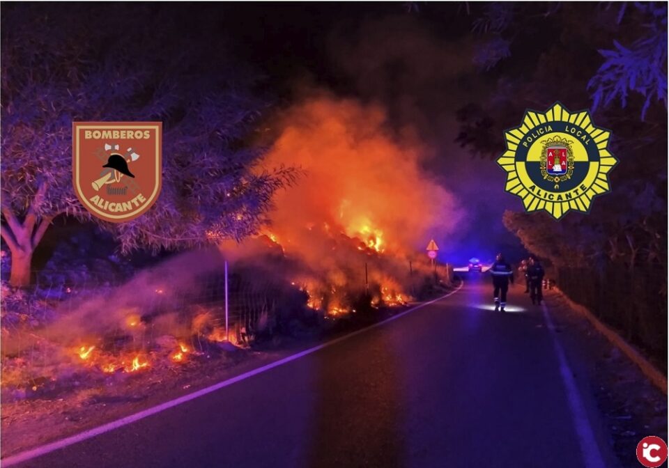 Los Bomberos controlan con celeridad un incendio esta madrugada junto a la autovía A-70 con tres focos que afecta a monte bajo y matorrales en Alicante