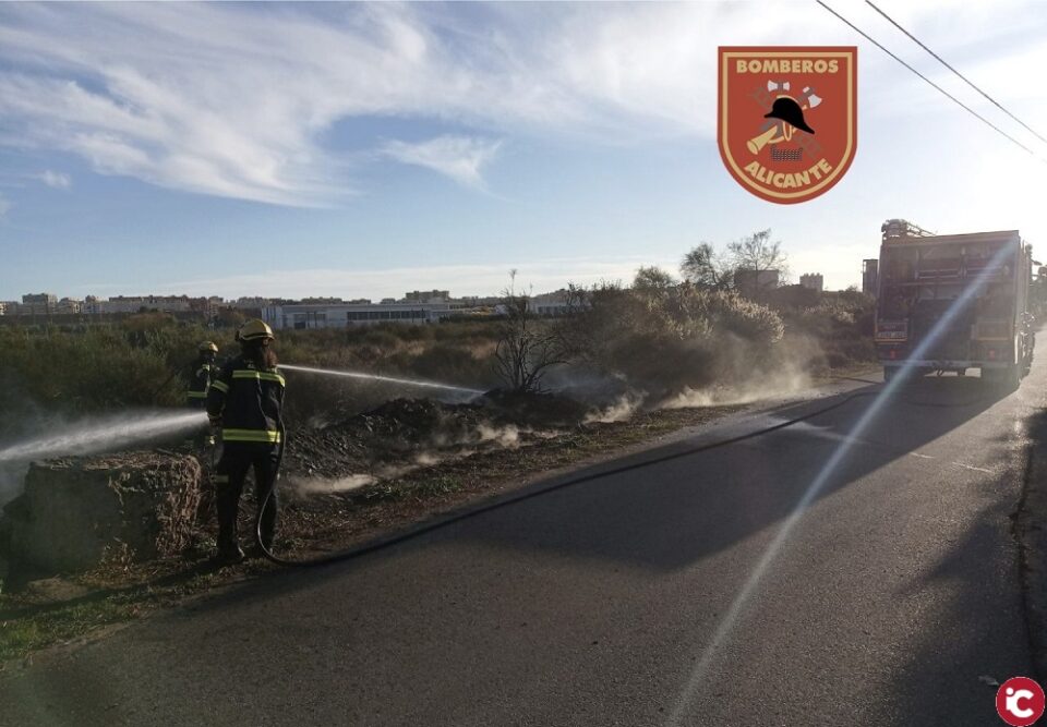 Los Bomberos del SPEIS sofocan un incendio originado por restos de poda en la playa de San Juan
