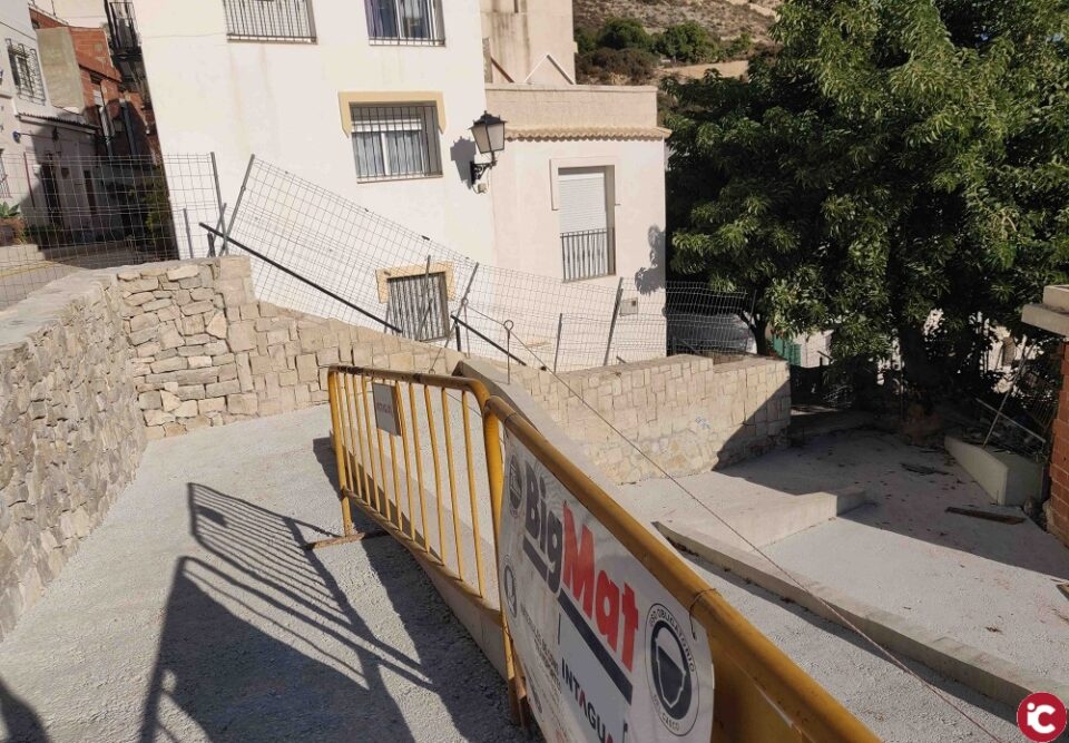 El Patronato de la Vivienda mejora la accesibilidad en el barrio de Santa Cruz y la muralla en El Portón