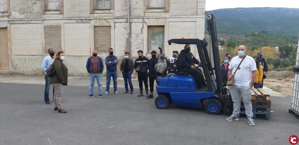 Lalumnat del curs de carretó elevador del programa d'inserció sociolaboral realitza les seues pràctiques