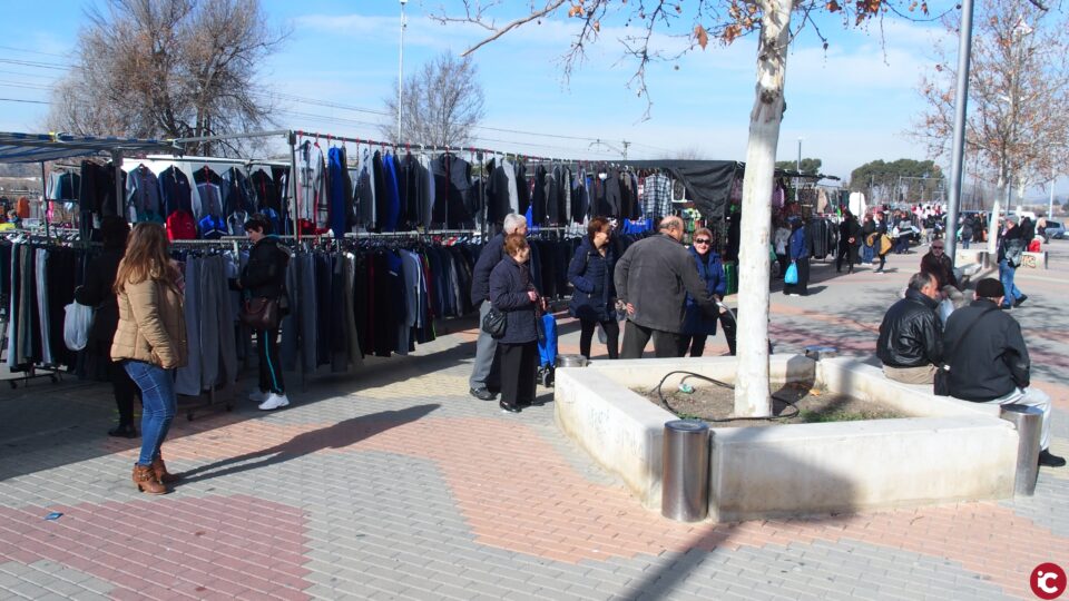 El mercadillo recupera la totalidad de los puestos de venta