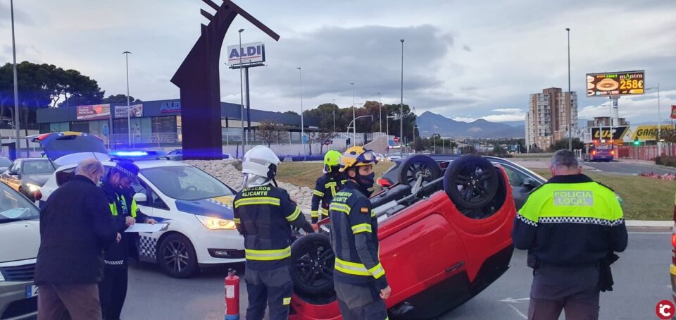 La Policía Local y los bomberos intervienen en accidente con vuelco de un cuatriciclo con una menor herida en la rotonda de la avenida de Denia