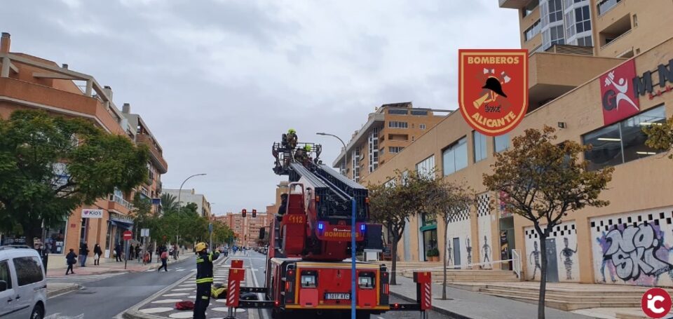 Los bomberos del SPEIS extinguen un virulento incendio en vivienda con dos heridos leves por inhalación de humo con el desalojo del edificio