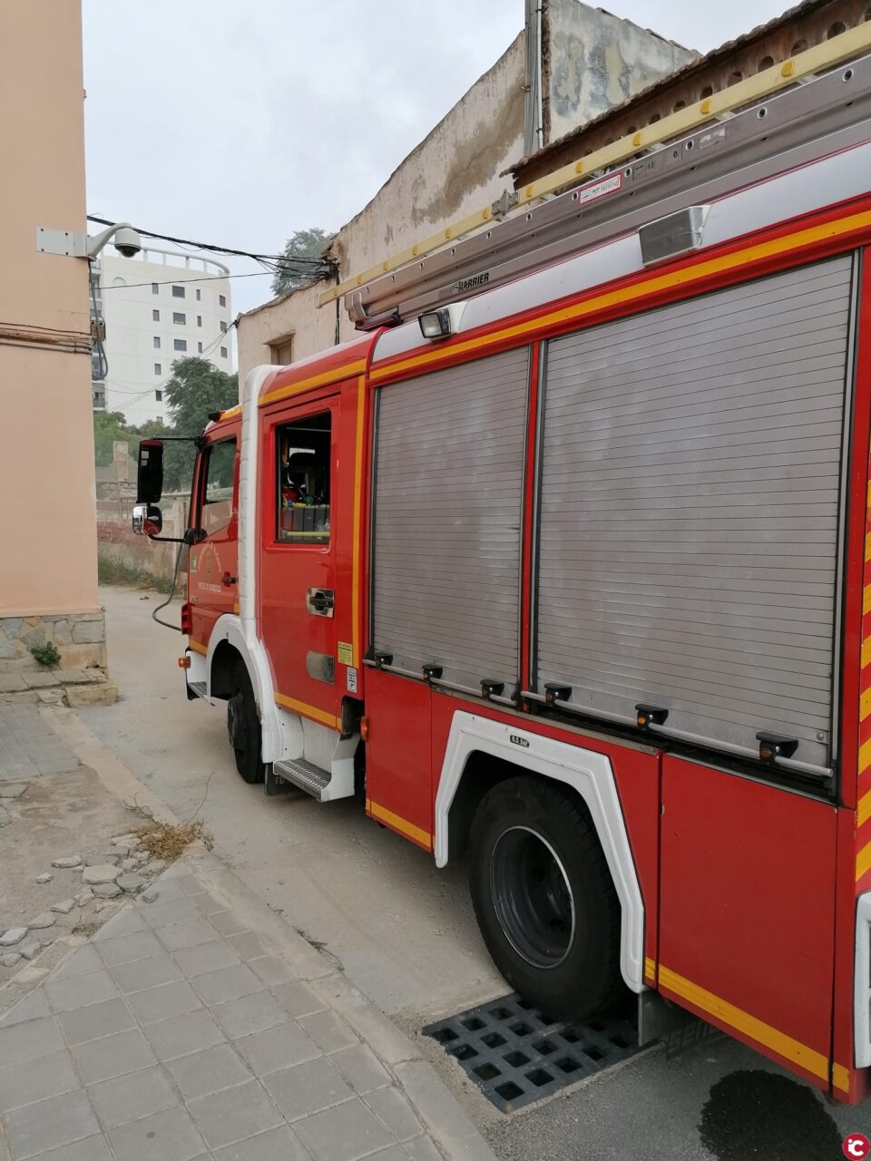 Los bomberos del SPEIS extinguen un incendio en una nave en la avenida de Elche