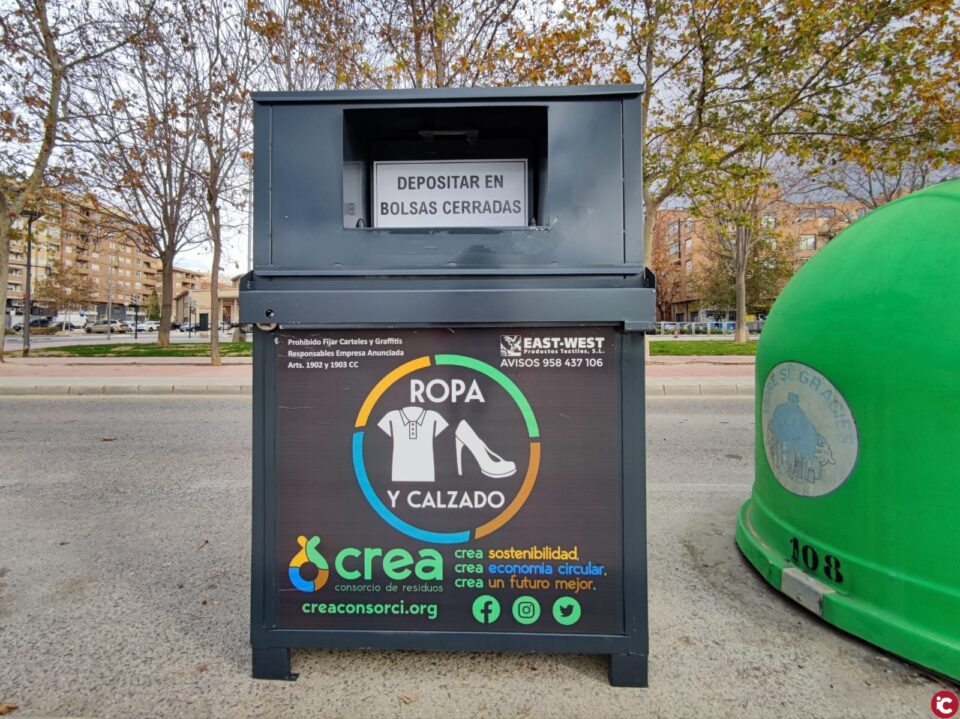 El Ayuntamiento de Elda renueva los contenedores de textil de la ciudad para ofrecer un mejor servicio de reciclaje de ropa y calzado
