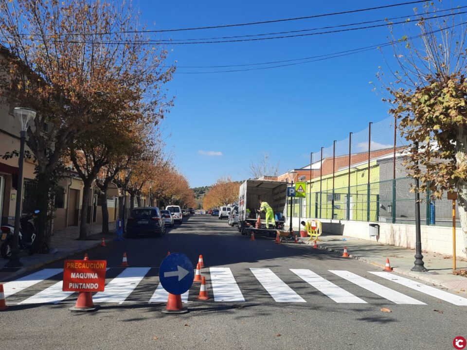 Servicios Públicos del Ayuntamiento de Ibi repinta viales