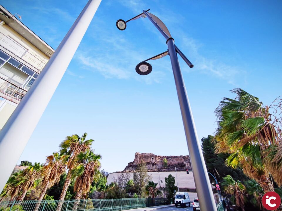 El Ayuntamiento de Elda renueva el alumbrado del Puente de la Estación con la instalación de nuevas luminarias de tecnología LED