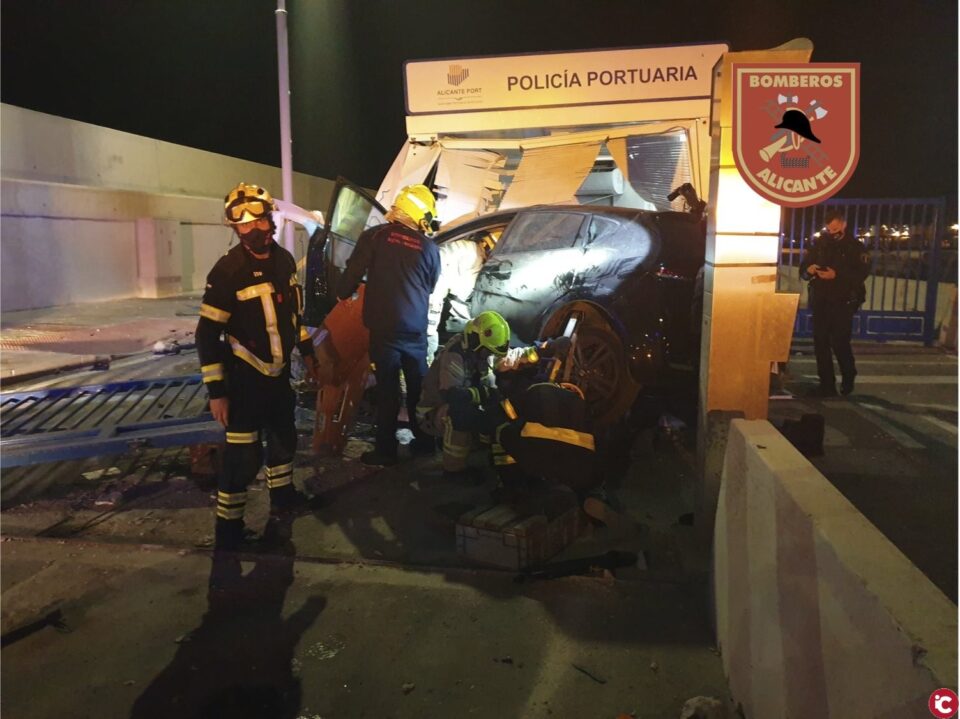 Bomberos del SPEIS rescatan a una persona atrapada en el interior del vehículo que se ha estrellado contra la caseta de control de la autoridad portuaria