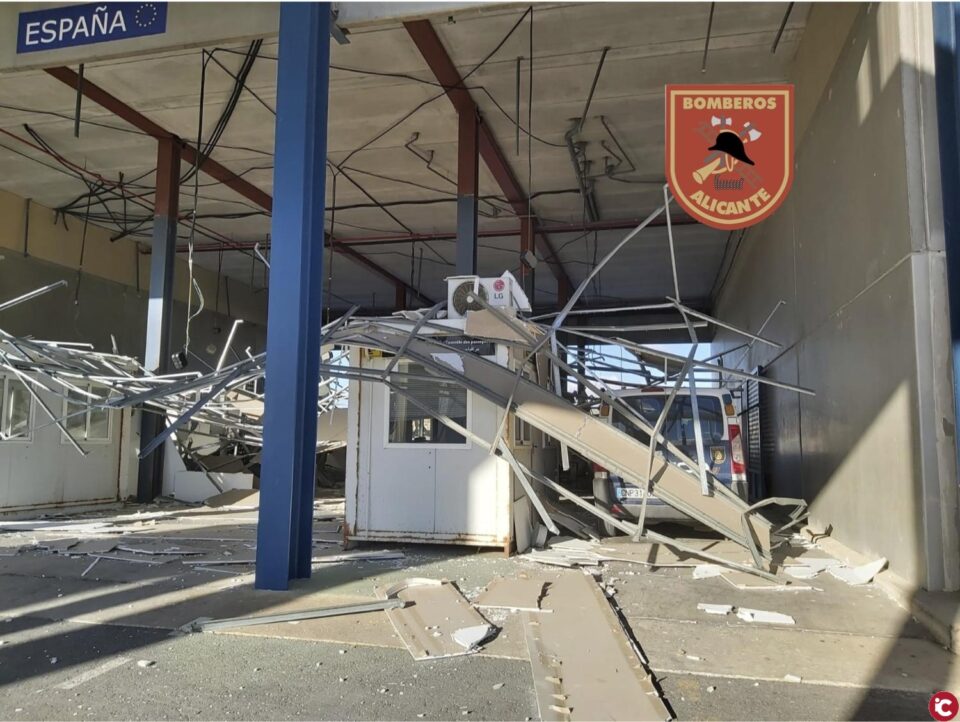 Los Bomberos del SPEIS intervienen para inspeccionar y balizar la terminal aduanera del ferry en el puerto por la caída de su falso techo en Alicante