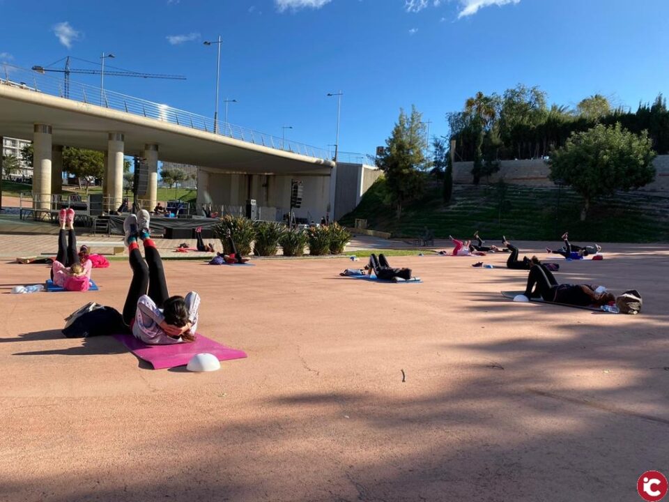 El Campello hace ejercicio colectivo a golpe de música con Navifitness