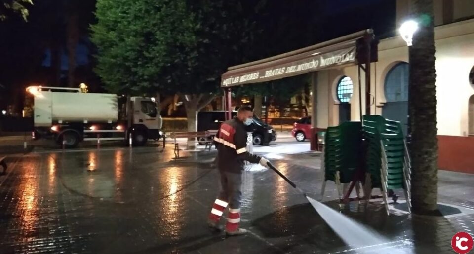 Aspe incrementa las tareas limpieza y desinfección en la zona del Mercado Municipal y el parque infantil