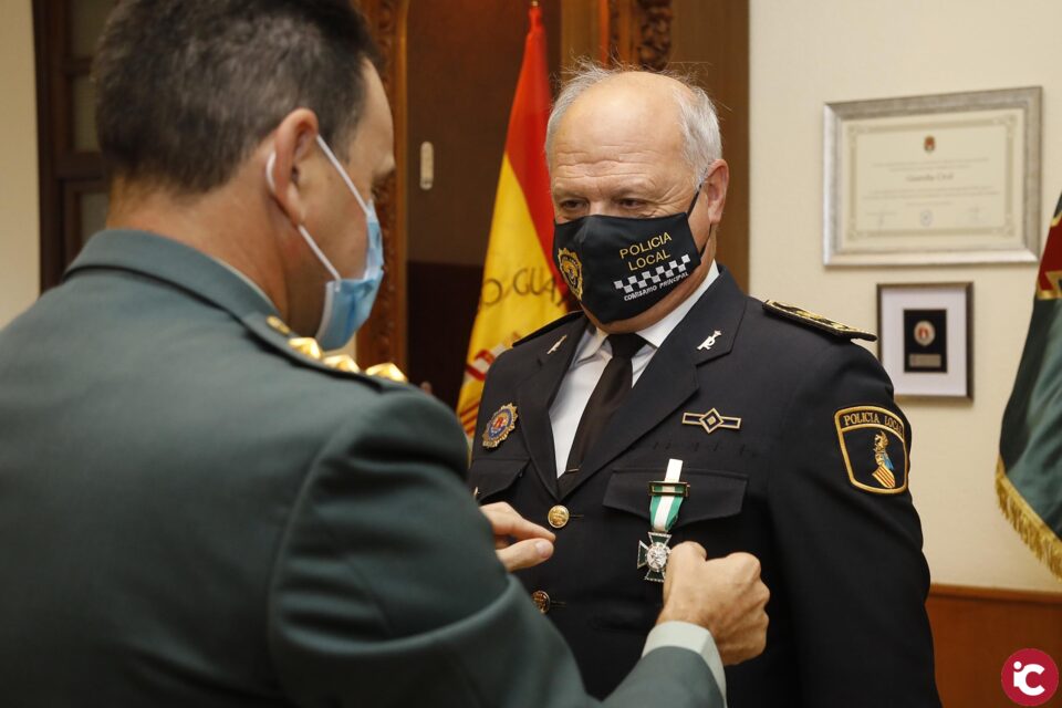 El Comisario Principal Jefe de la Policía Local José María Conesa recibe la Cruz de la Orden del Mérito de la Guardia Civil