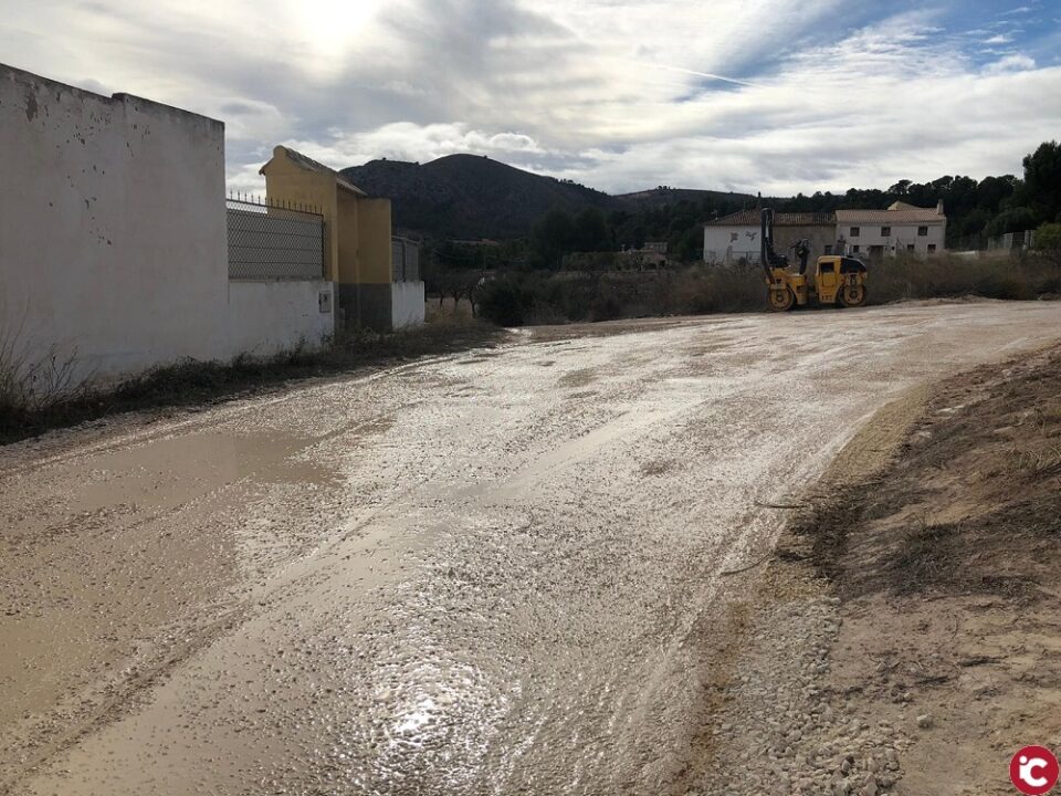 La concejalía de servicios continua con reparación de caminos rurales
