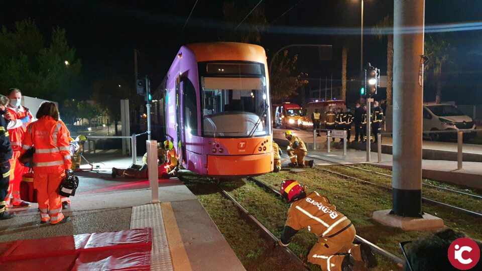 FGV realiza un simulacro de arrollamiento en el apeadero de la Universidad durante la madrugada del 15 de diciembre