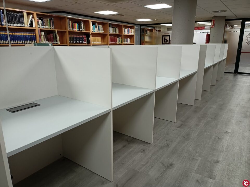 La Biblioteca Miguel Hernández renueva el mobiliario y amplía los puestos de estudio