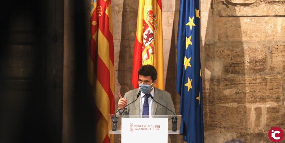 El presidente firma en el Palau de la Generalitat un convenio marco de colaboración con la consellera Rosa Pérez