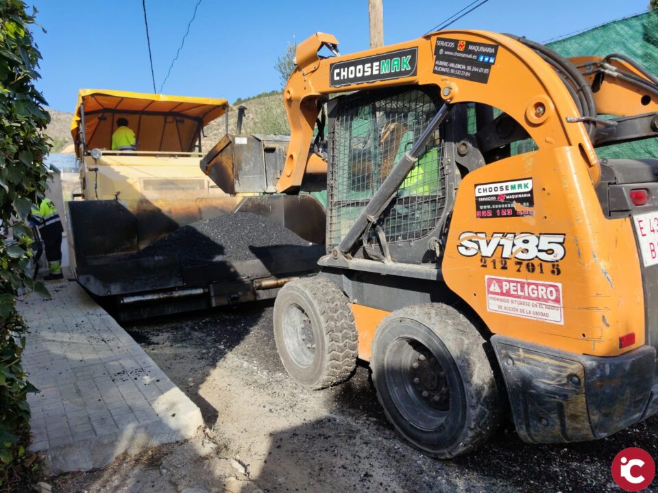 El Ayuntamiento de Elda reasfalta los accesos a las viviendas de la partida de La Horteta para mejorar el paso de peatones y vehículos