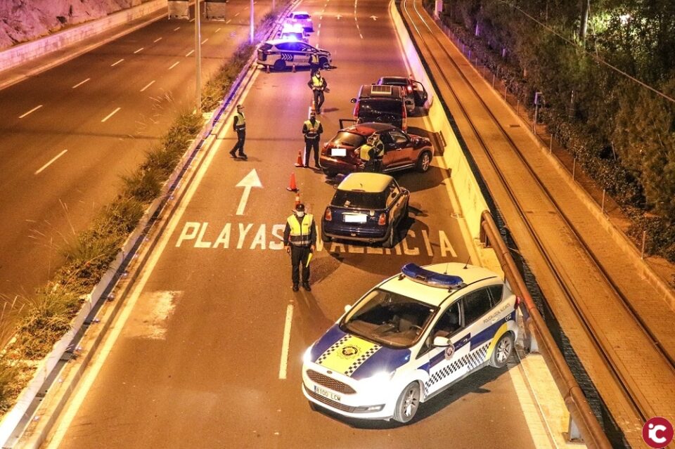 La Policía Local pone 21 denuncias por no llevar mascarillas e incumplir el toque de queda para hacer frente al Covid en Alicante