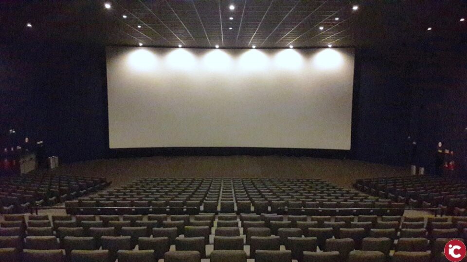 El Pleno insta a la Conselleria de Sanidad a que permita vender alimentos y bebidas en los cines para ayuda a mantener la salas abiertas
