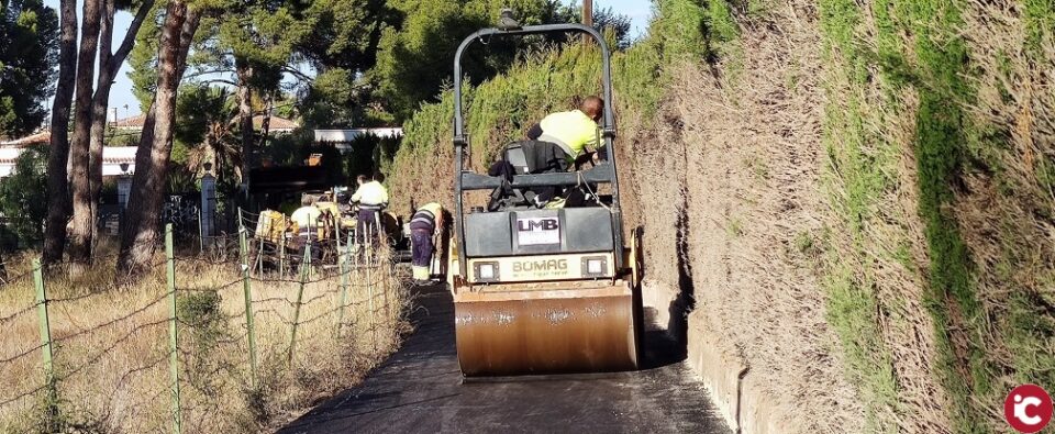 El Ayuntamiento de Elda repara y renueva el pavimento de la calle Cambridge para facilitar el acceso a las viviendas de la zona