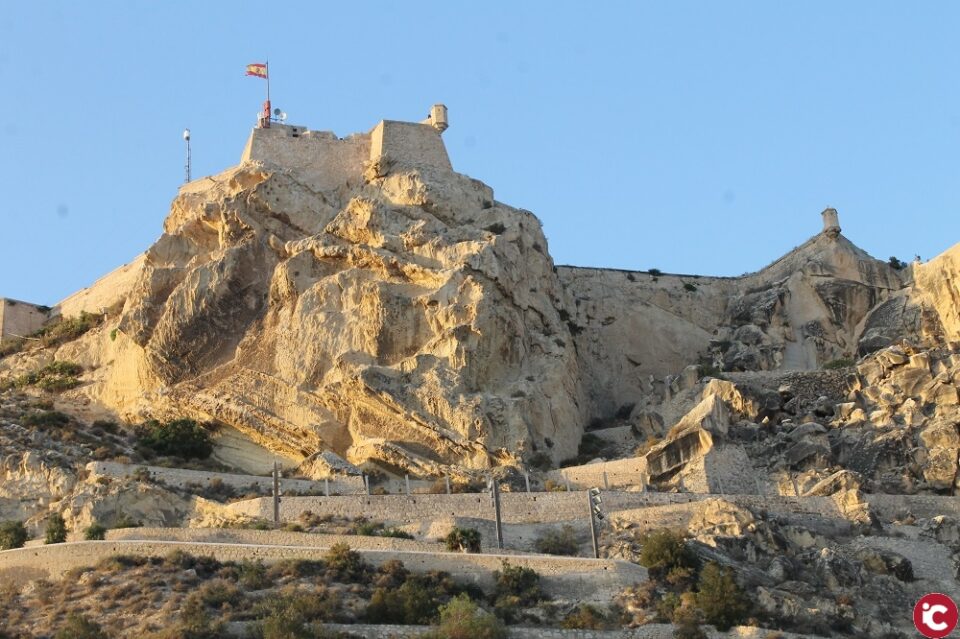 El Castillo de Santa Bárbara pasa a ser gestionado por la concejalia de Turismo