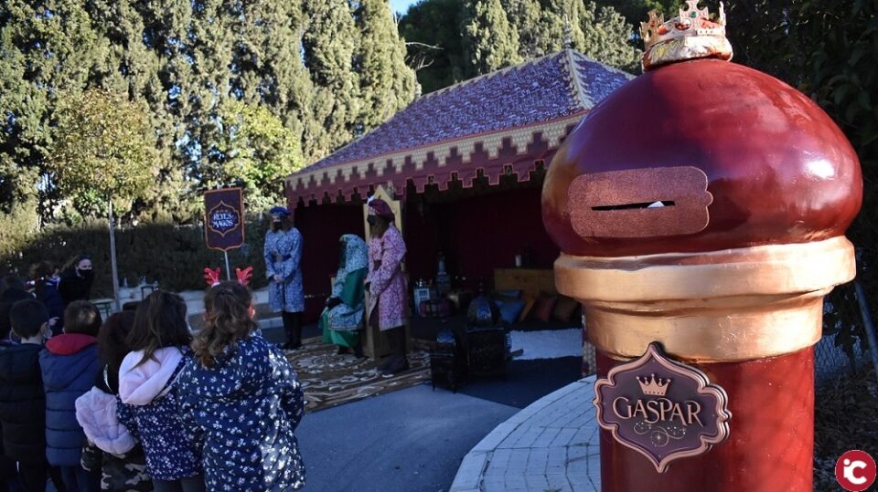 Los Pajes de los Reyes Magos llevan la ilusión a todos los colegios de Petrer