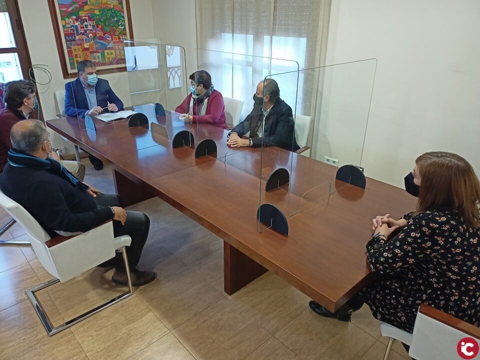 Villena firma el contrato de mantenimiento y conservación de las zonas verdes del municipio por 586.000 euros