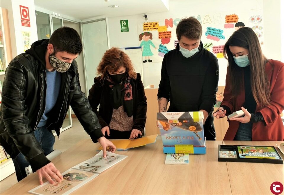 Alumnos de Integración Social de CIPFP Valle de Elda visitan la Biblioteca Alberto Navarro y realizan una donación de libros de lectura fácil
