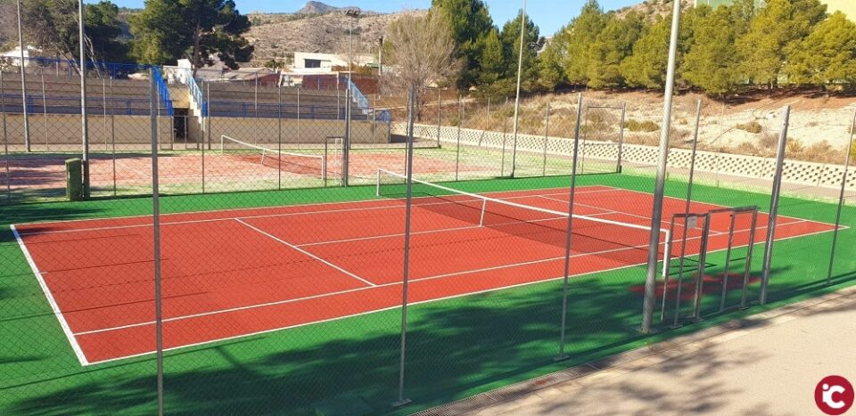 Los trabajos de remodelación de las pistas de tenis de San Crispín concluyen con la instalación de césped artificial en una de ellas