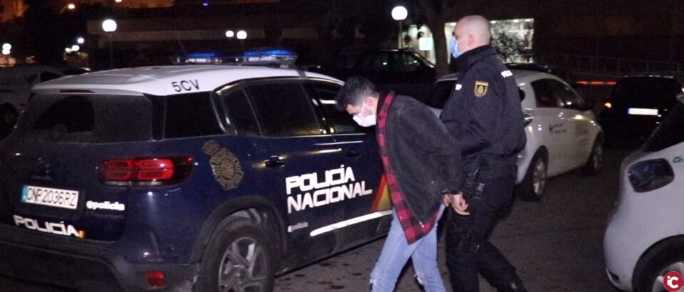 Detenido un delincuente habitual de robos en establecimientos que usaba sus calcetines como guantes para evitar ser identificado