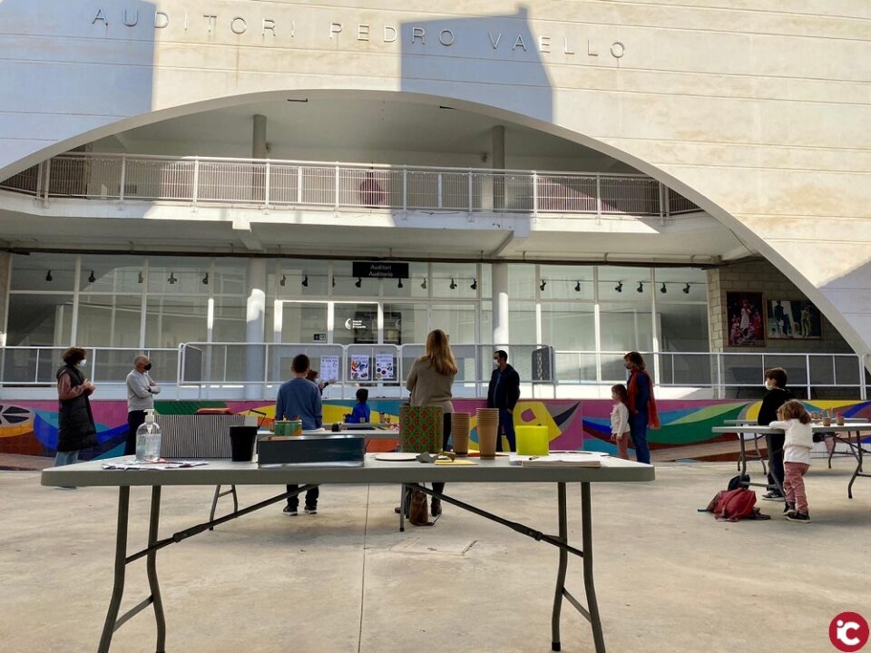 Los pequeños de la casa se divierten creando sus propias coronas navideñas