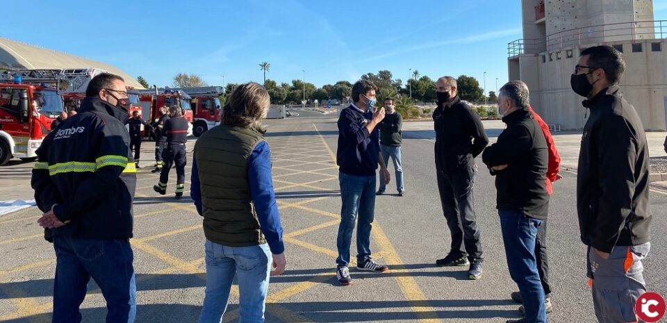 Mazón visita el parque de bomberos de Sant Vicent del Raspeig para felicitar la Nochebuena a los efectivos de guardia del Consorcio Provincial