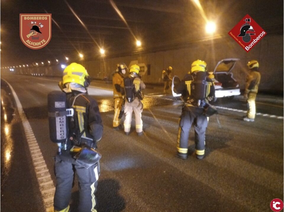 Los Bomberos del SPEIS y del Consorcio de la Diputación extinguen un incendio de un vehículo en el interior del Túnel de San Juan que permanece cerrado al tráfico una hora la Autovía A-70