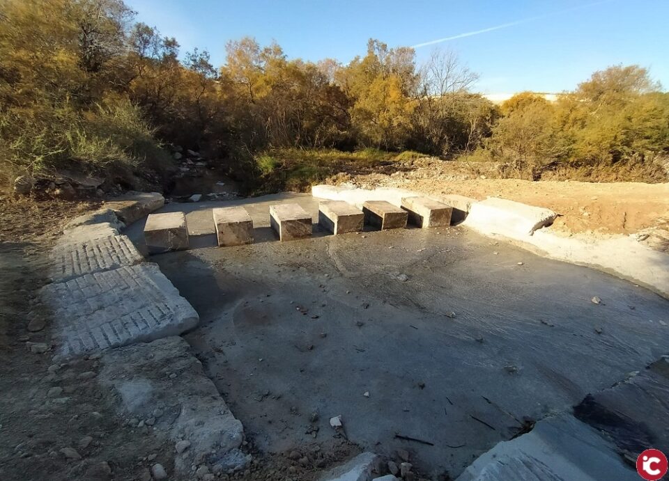 El Ayuntamiento de Elda restaura la zona de paso natural del río Vinalopó próximo al puente del Sambo
