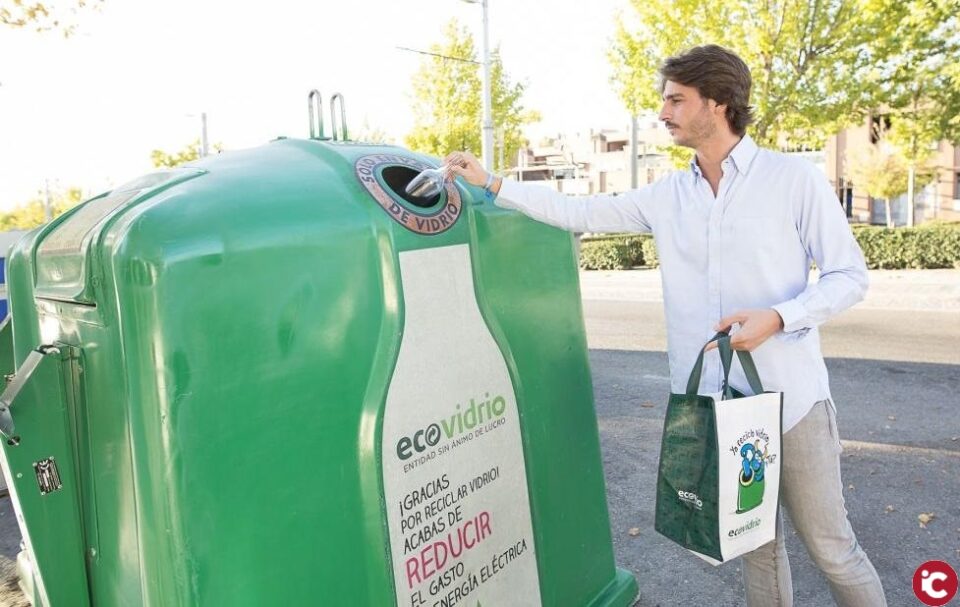 El reciclaje de vidrio de los alicantinos se transforma en 8.500 raciones de comida para el Banco de Alimentos