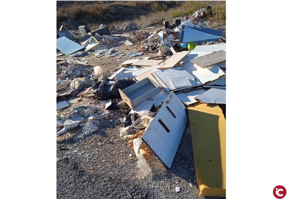 El Ayuntamiento de Elda retira más de 120 toneladas de escombros y basura de diferentes parajes del término municipal