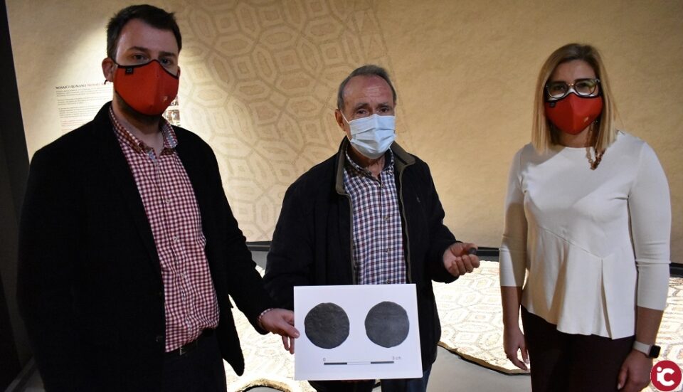 El Museo Dámaso Navarro incorpora a su colección la moneda más antigua del periodo romano recuperada en el término municipal