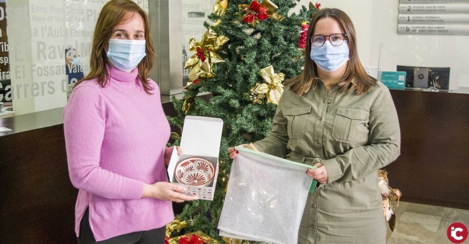 El Ayuntamiento regala a los ciudadanos una réplica de la escudilla del siglo XV hallada en las obras del castillo