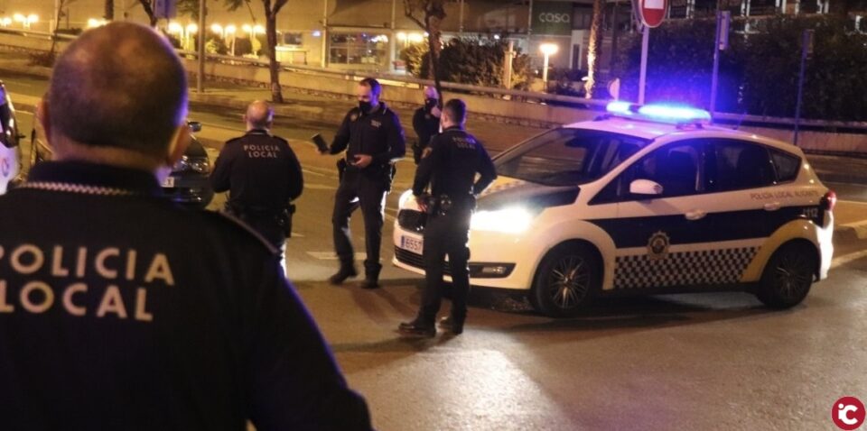 La Policía Local detiene esta noche a un joven como presunto autor de un robos con fuerza de vehículos en Alicante