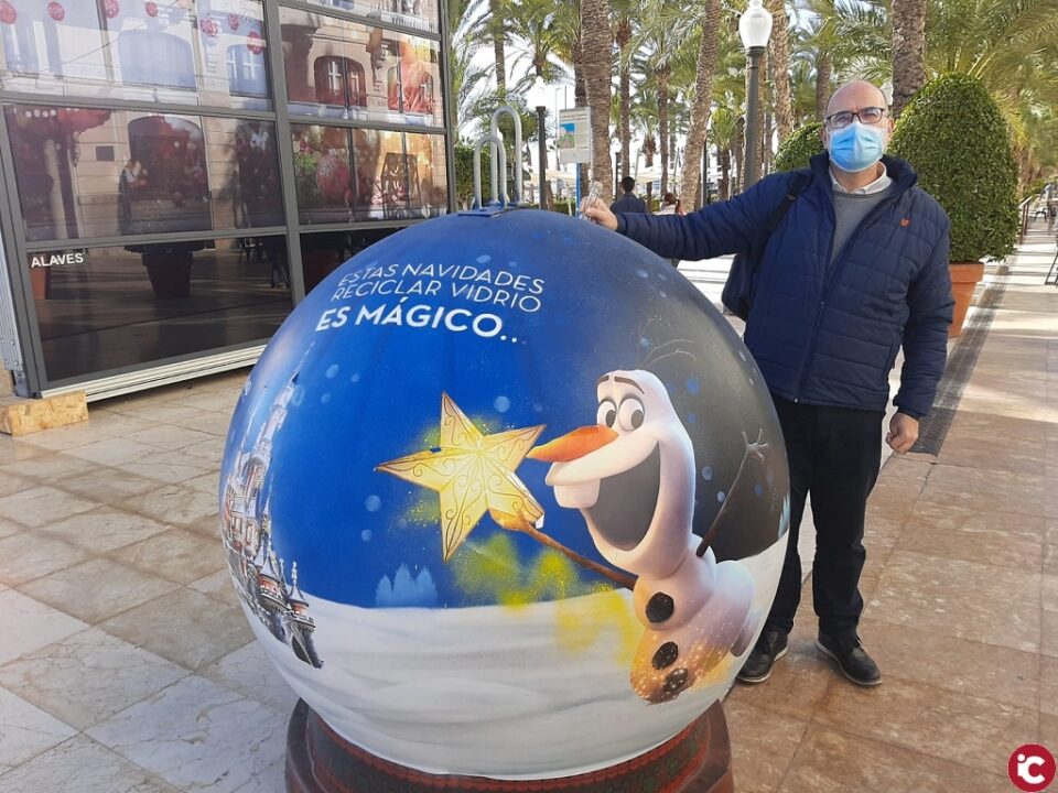 El Ayuntamiento y Ecovidrio promueven el reciclaje de vidrio entre los más pequeños con iglús tematizados de Disney